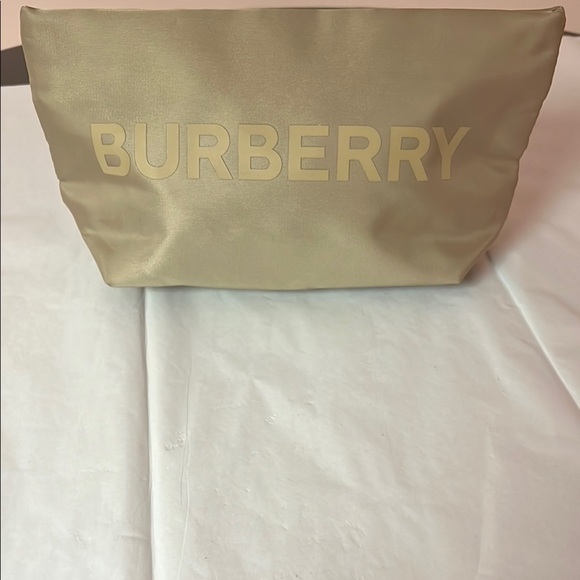 NIB Burberry Travel bag - Picture 1 of 8